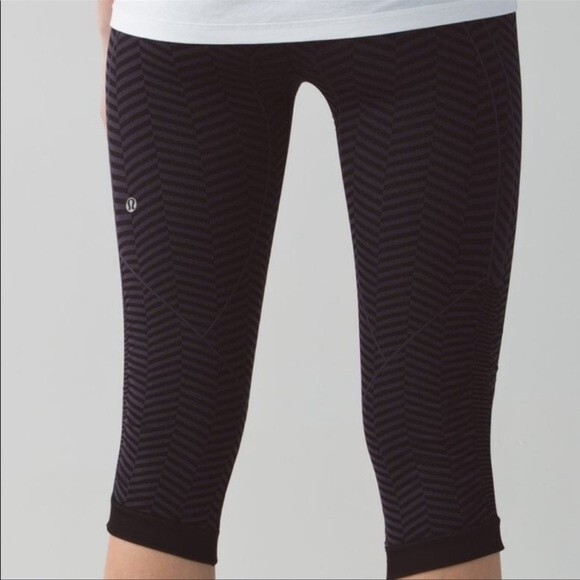 Lululemon In The Flow Crop II Heathered Naval Blue
Seamless Size 4 - Picture 3 of 13